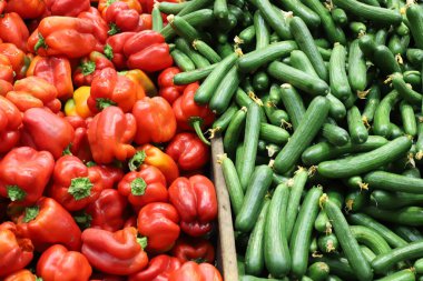 İsrail 'de bir pazarda taze sebze ve meyve satılıyor.