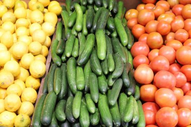 İsrail 'de bir pazarda taze sebze ve meyve satılıyor.