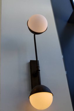 Gece bir odayı aydınlatmak için lamba