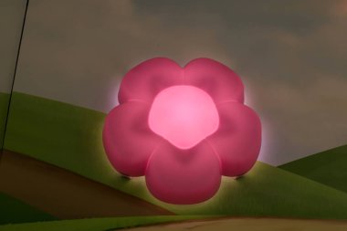 Gece bir odayı aydınlatmak için lamba