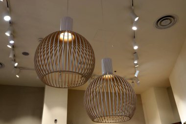 Gece bir odayı aydınlatmak için lamba