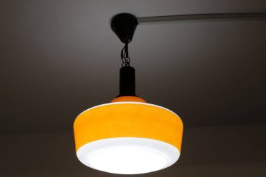 Gece bir odayı aydınlatmak için lamba