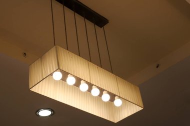 Gece bir odayı aydınlatmak için lamba