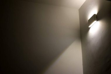 Gece bir odayı aydınlatmak için lamba