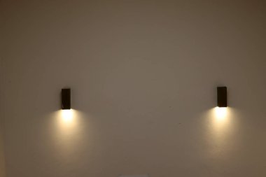 Gece bir odayı aydınlatmak için lamba