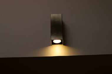 Gece bir odayı aydınlatmak için lamba