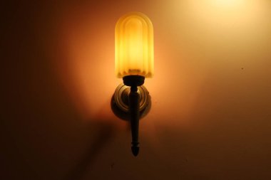 Gece bir odayı aydınlatmak için lamba