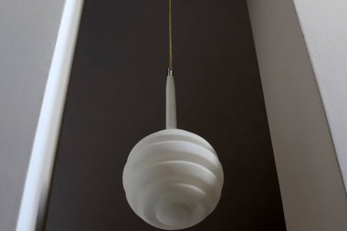 Gece bir odayı aydınlatmak için lamba