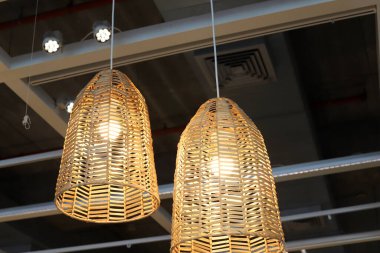 Gece bir odayı aydınlatmak için lamba