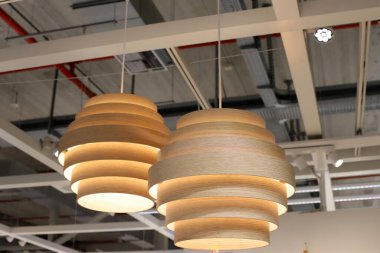 Gece bir odayı aydınlatmak için lamba