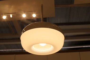 Gece bir odayı aydınlatmak için lamba