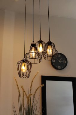 Gece bir odayı aydınlatmak için lamba