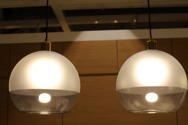 Gece bir odayı aydınlatmak için lamba