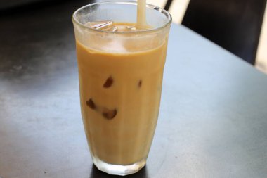 Kahve dükkanındaki masada bir fincan sıcak kahve.