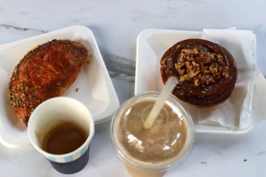 Kahve dükkanındaki masada bir fincan sıcak kahve.