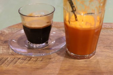 Kahve dükkanındaki masada bir fincan sıcak kahve.