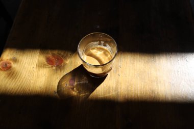 Kahve dükkanındaki masada bir fincan sıcak kahve.