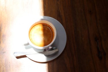 Kahve dükkanındaki masada bir fincan sıcak kahve.