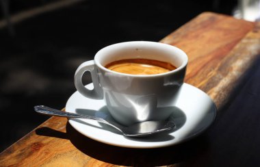 Kahve dükkanındaki masada bir fincan sıcak kahve.