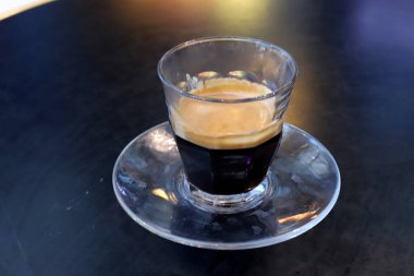 Kahve dükkanındaki masada bir fincan sıcak kahve.