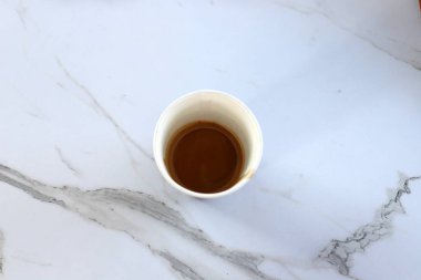 Kahve dükkanındaki masada bir fincan sıcak kahve.