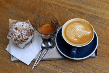 Kahve dükkanındaki masada bir fincan sıcak kahve.