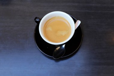 Kahve dükkanındaki masada bir fincan sıcak kahve.