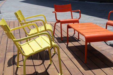 Sahildeki bir kafede sandalye ve masa.