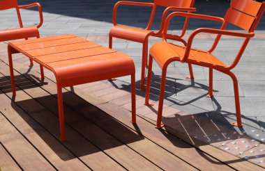 Sahildeki bir kafede sandalye ve masa.