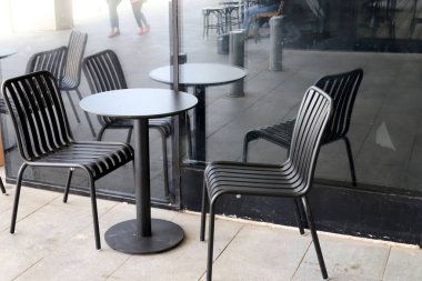 Sahildeki bir kafede sandalye ve masa.