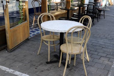 Sahildeki bir kafede sandalye ve masa.