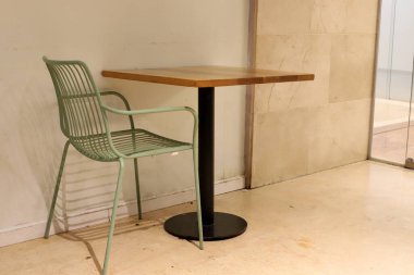 Sahildeki bir kafede sandalye ve masa.