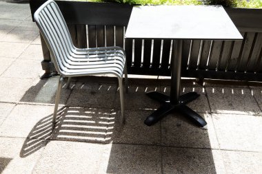 Sahildeki bir kafede sandalye ve masa.