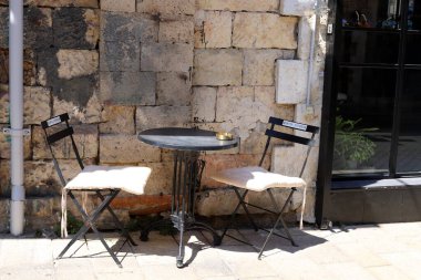 Sahildeki bir kafede sandalye ve masa.