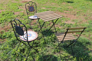 Sahildeki bir kafede sandalye ve masa.