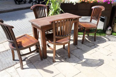 Sahildeki bir kafede sandalye ve masa.