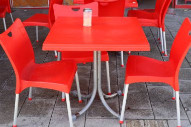 Sahildeki bir kafede sandalye ve masa.