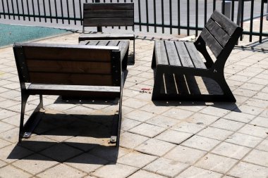 Sahildeki bir kafede sandalye ve masa.