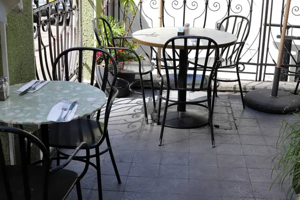 Sahildeki bir kafede sandalye ve masa.