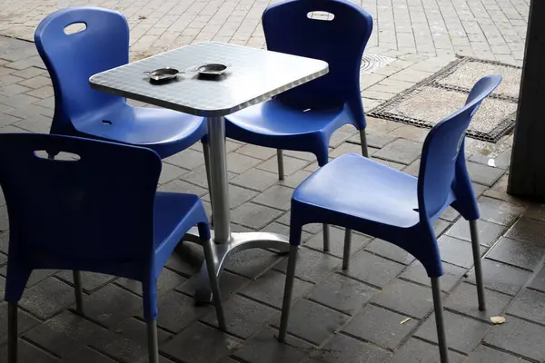 Sahildeki bir kafede sandalye ve masa.