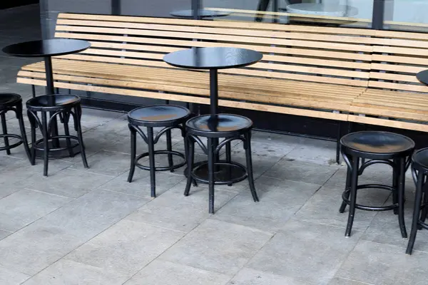 Sahildeki bir kafede sandalye ve masa.