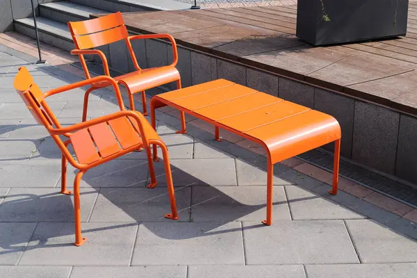 Sahildeki bir kafede sandalye ve masa.