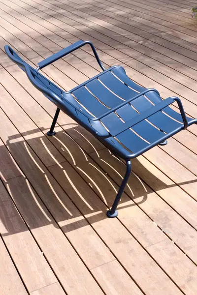 Sahildeki bir kafede sandalye ve masa.