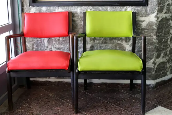 Sahildeki bir kafede sandalye ve masa.