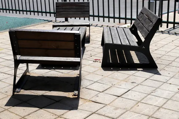 Sahildeki bir kafede sandalye ve masa.