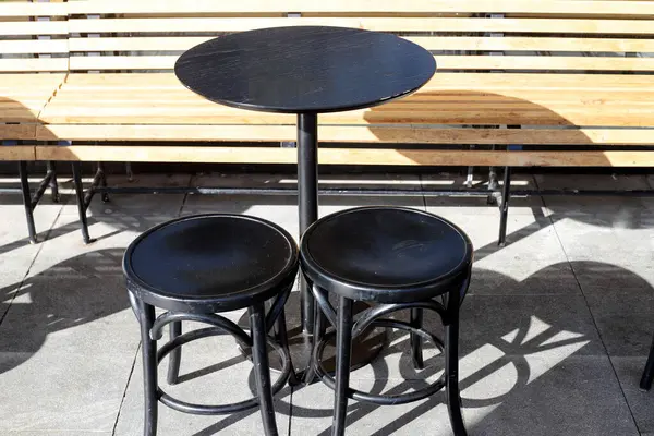 Sahildeki bir kafede sandalye ve masa.