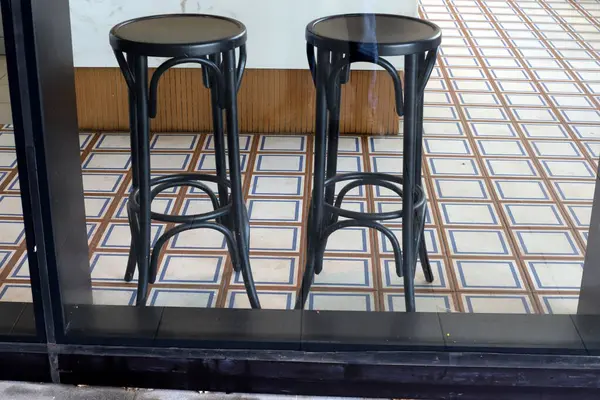 Sahildeki bir kafede sandalye ve masa.