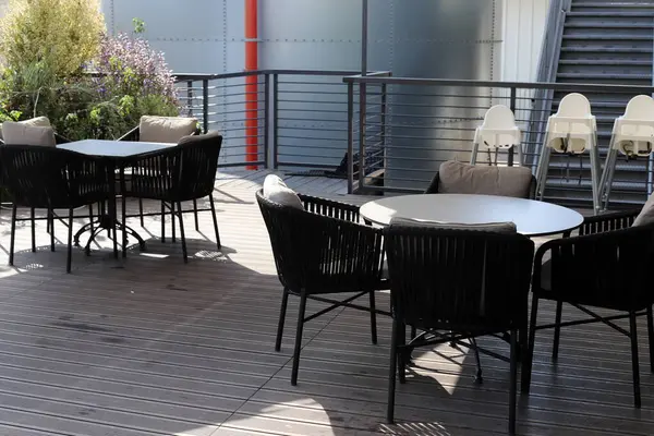 Sahildeki bir kafede sandalye ve masa.