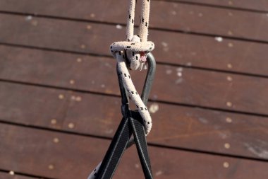 Kalın kenevir örgülü halat. Yaklaş.