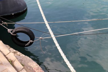 Kalın kenevir örgülü halat. Yaklaş.